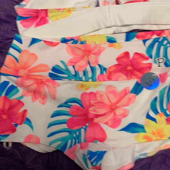 Victoria Secrets Gym to Swim - Picture 3 of 6